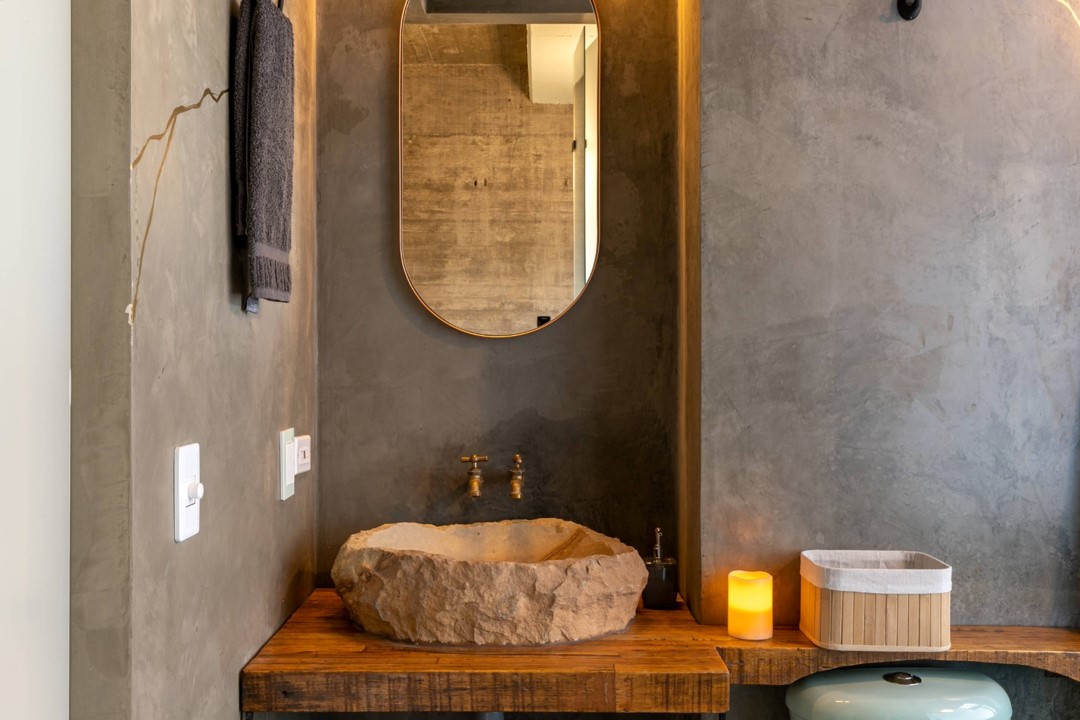 Modern bathroom with luxurious bathtub and elegant finishes at Nido Sky Hotel Medellin